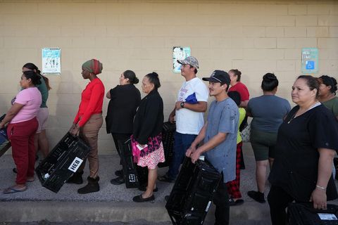 Menschen mit Taschen stehen vor der Central Texas Food Bank in den USA an, weil SNAP ausgesetzt ist
