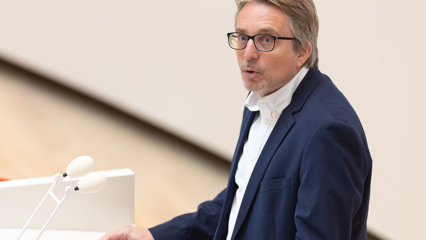 Die SPD will am für Mittwoch geplanten Hauptausschuss festhalten. (Archivbild) Foto: Hannes P Albert/dpa