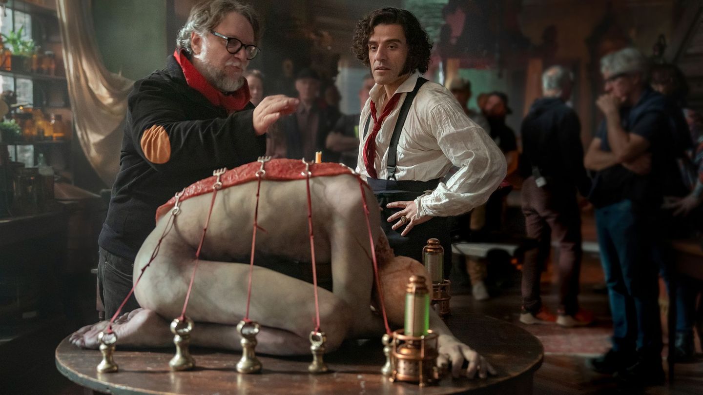 Dieses von Netflix veröffentlichte Bild zeigt Regisseur Guillermo del Toro (links) und und Oscar Isaac am Set von "Frankenstein"
