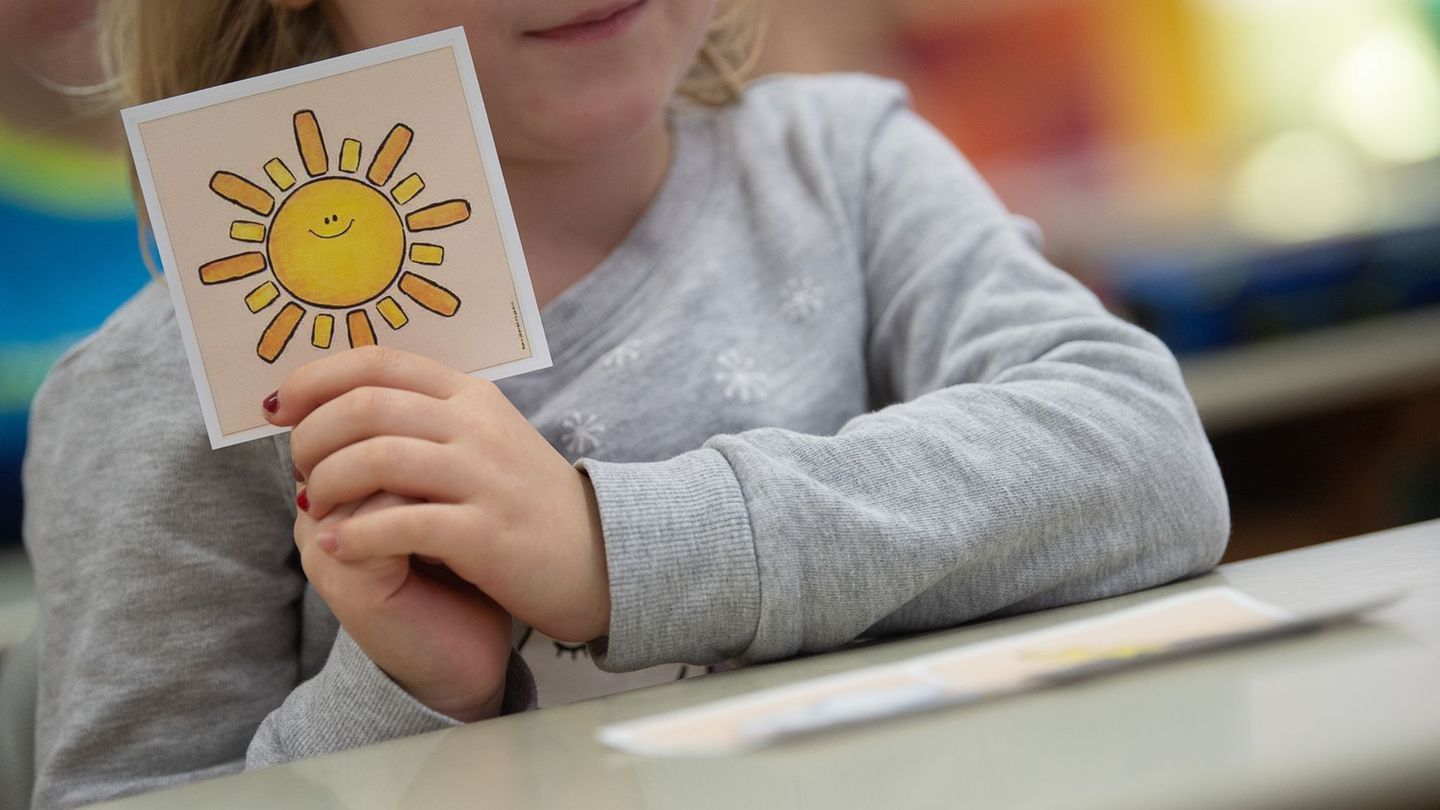 Forschende haben sich angeschaut: Wie gleichberechtigt und selbstbestimmt nehmen junge Menschen in Hessen am Leben teil? (Symbol