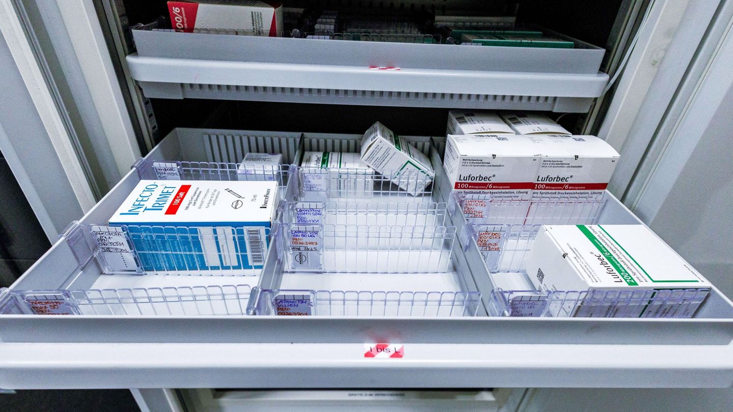 Die Pharmabranche in Deutschland wächst, doch es kommt immer wieder zu Arzneiengpässen (Archivbild) Foto: Carsten Koall/dpa