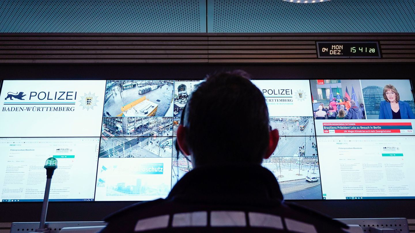 Die Polizei muss mit immer größeren Datenmengen umgehen. Foto: Uwe Anspach/dpa