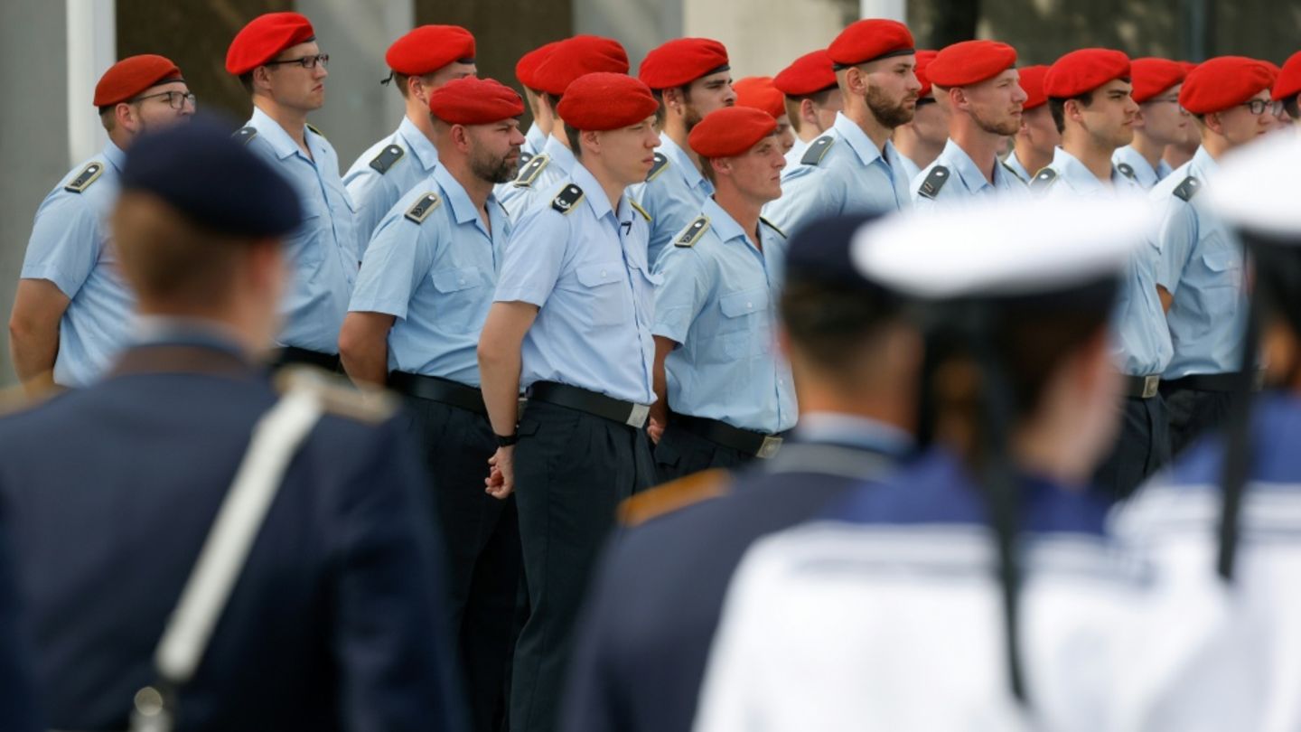 Rekrutengelöbnis im Juli in Berlin