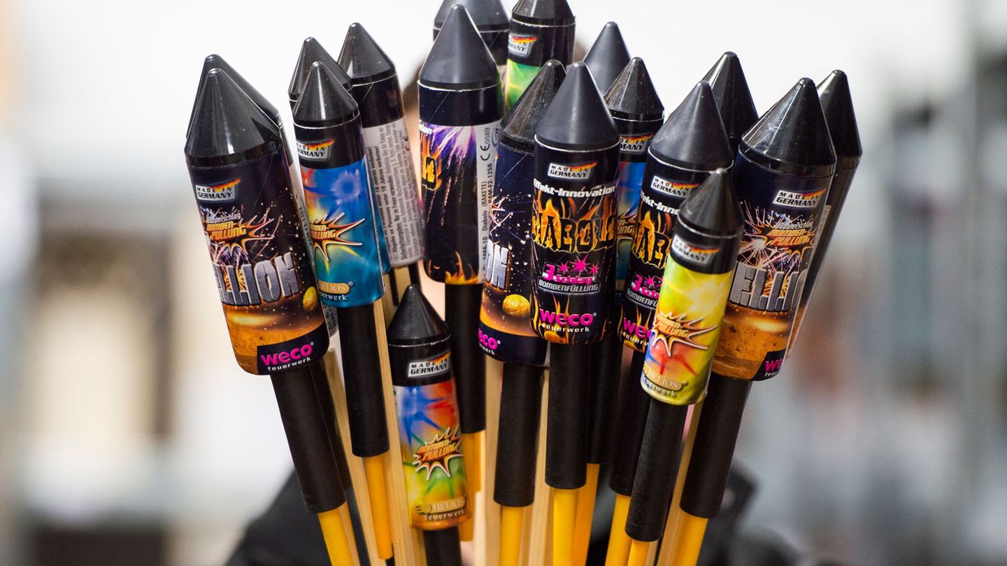 Auf das klassische Silvesterfeuerwerk verzichten die meisten Deutschen laut einer Umfrage. (Symbolbild) Foto: Christophe Gateau/