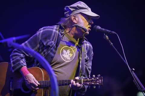 Neil Young wird 80. (Archivbild) Foto: Valentin Flauraud/KEYSTONE/dpa