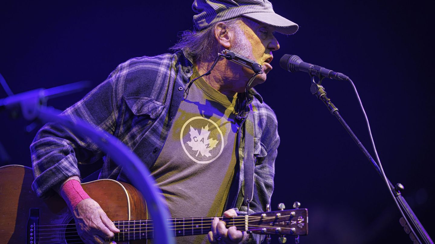 Neil Young wird 80. (Archivbild) Foto: Valentin Flauraud/KEYSTONE/dpa