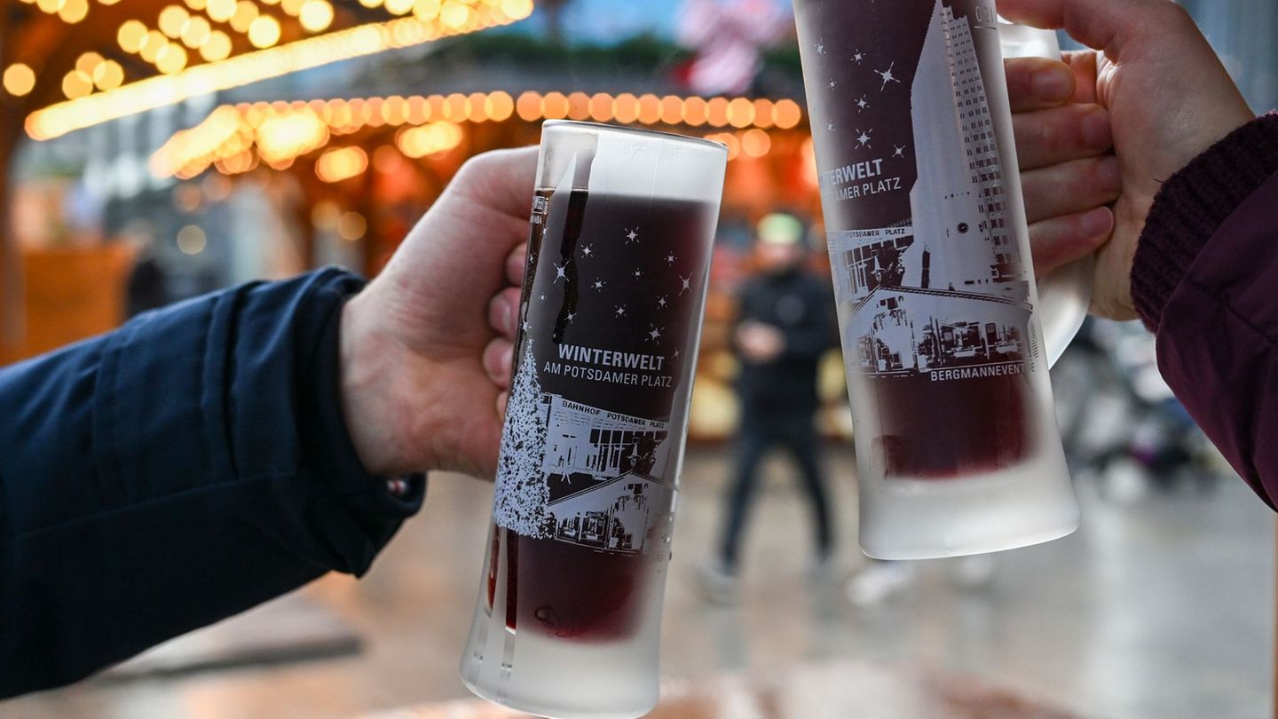 Für viele Menschen gehört ein Glühwein beim Besuch eines Weihnachtsmarktes dazu. Foto: Jens Kalaene/dpa