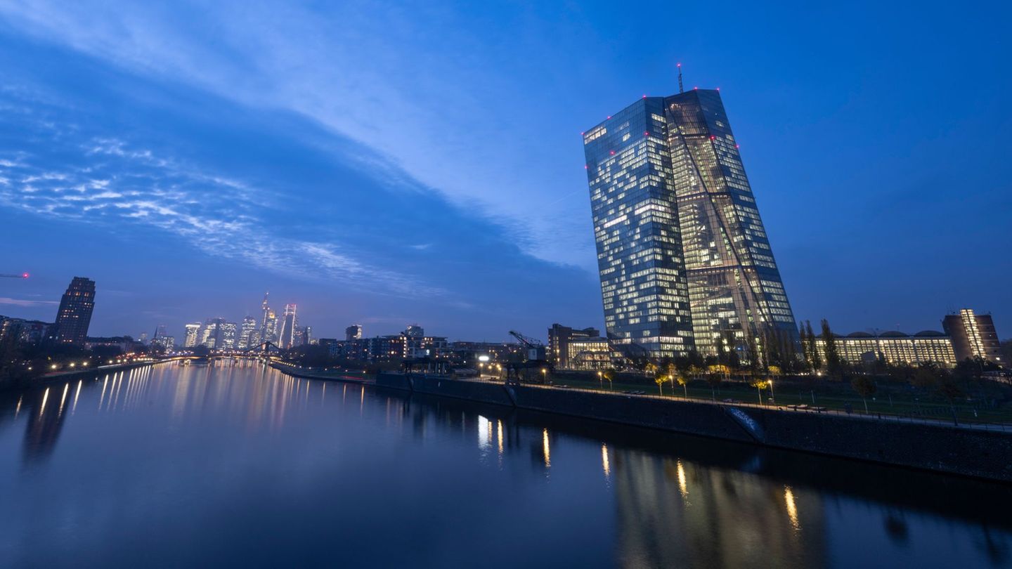 Mildes Herbstwetter in Hessen erwartet (Symbolbild) Foto: Boris Roessler/dpa