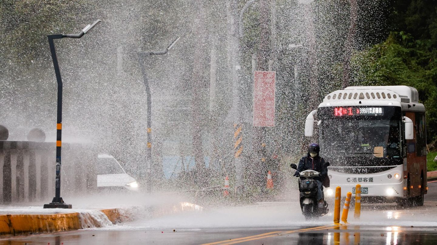 Taifun in Taiwan: Wellen schlagen auf die Staße