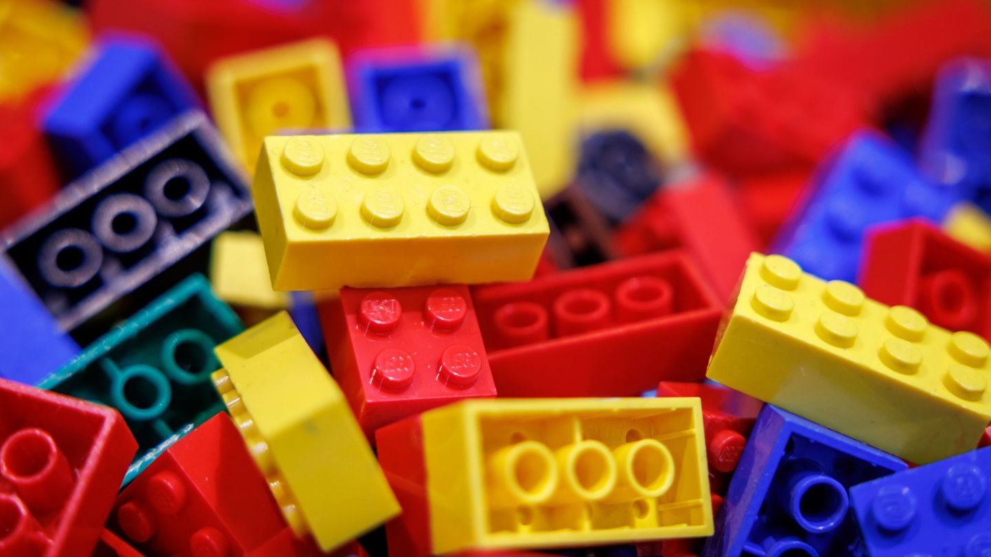 Nicht nur Kinder spielen mit Lego. Foto: Daniel Karmann/dpa