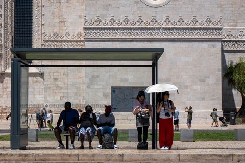 Aufnahme der Sonne über einer Stadt - Symbolbild Hitze
