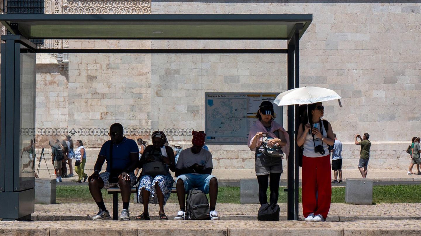 Aufnahme der Sonne über einer Stadt - Symbolbild Hitze