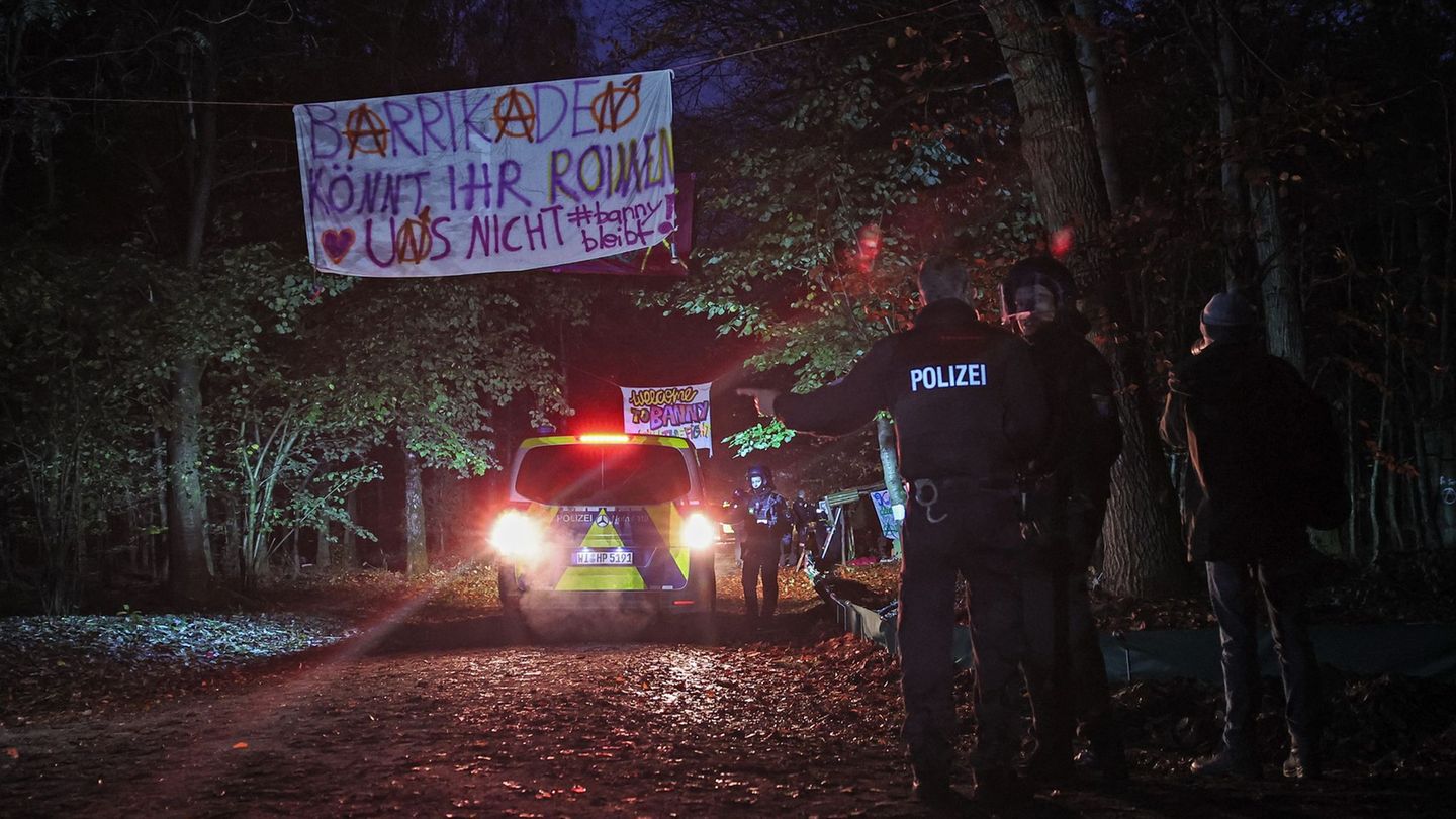 Der Polizeieinsatz läuft sei den frühen Morgenstunden Foto: Hannes P Albert/dpa
