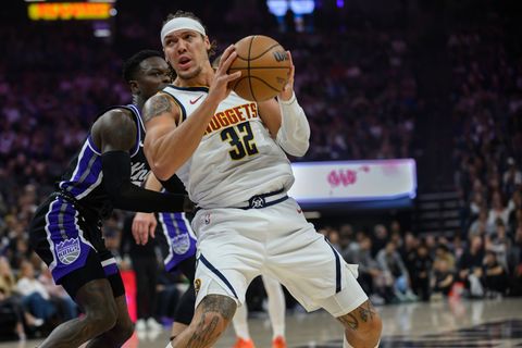 Das war nichts: Dennis Schröder (l) verlor mit Sacramento auch gegen die Denver Nuggets um Aaron Gordon. Foto: Randall Benton/AP