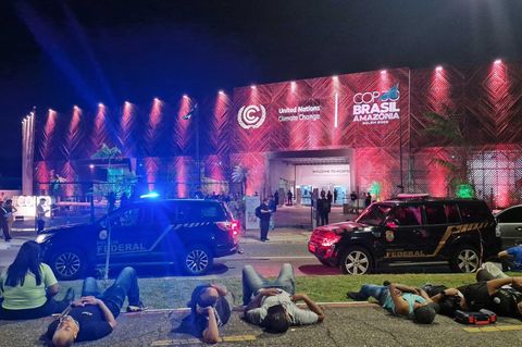 Fahrzeuge der Bundespolizei stehen vor dem Veranstaltungsort des UN-Klimagipfels