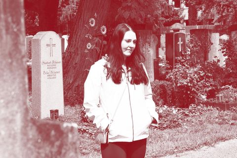 Elisabeth Schönberger mit traurigem Blick am Grab ihrer Tochter