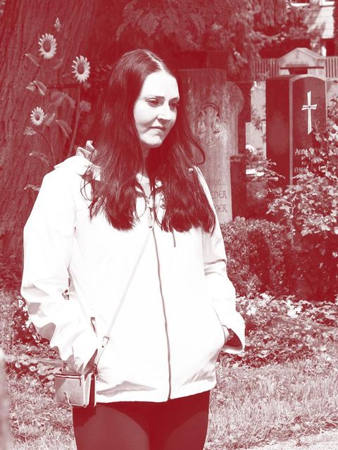 Elisabeth Schönberger mit traurigem Blick am Grab ihrer Tochter