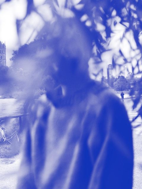 Fynn steht hinter einem Ast, man erkennt nur Umrisse von ihm