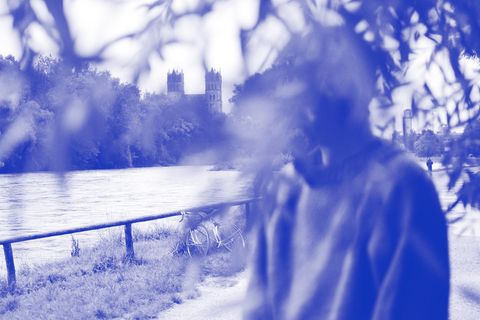 Fynn steht hinter einem Ast, man erkennt nur Umrisse von ihm