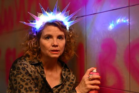 Ein bisschen sind die Wechseljahre wie die Pubertät, sagt Annette Frier. Da macht man schon mal verrückte Sachen – und stellt vor allem alles infrage. Ihre Serie zum Thema, "Frier und Fünfzig – Am Ende meiner Tage", startet nun bei Joyn und ist später bei SAT.1 zu sehen.