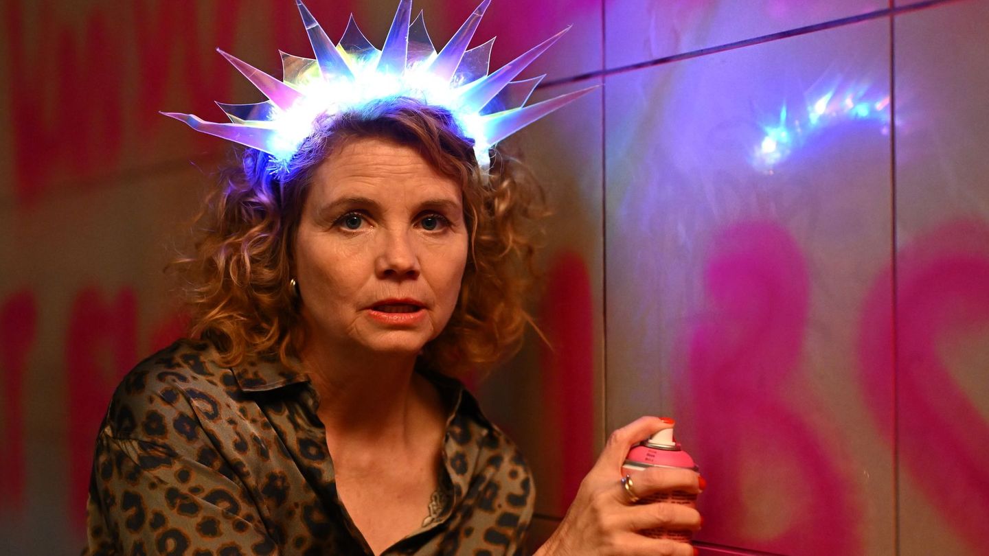 Ein bisschen sind die Wechseljahre wie die Pubertät, sagt Annette Frier. Da macht man schon mal verrückte Sachen – und stellt vor allem alles infrage. Ihre Serie zum Thema, "Frier und Fünfzig – Am Ende meiner Tage", startet nun bei Joyn und ist später bei SAT.1 zu sehen.