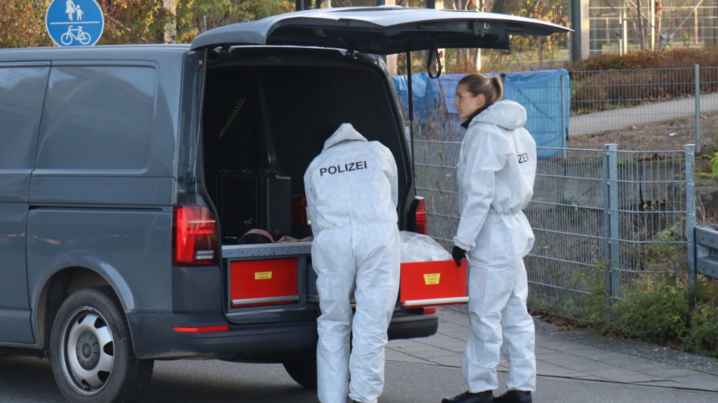 Die Kriminaltechnik untersucht die Leiche eines Mannes, die am Morgen am Bahnhof von Wiesloch gefunden wurde. Foto: Rene Priebe/