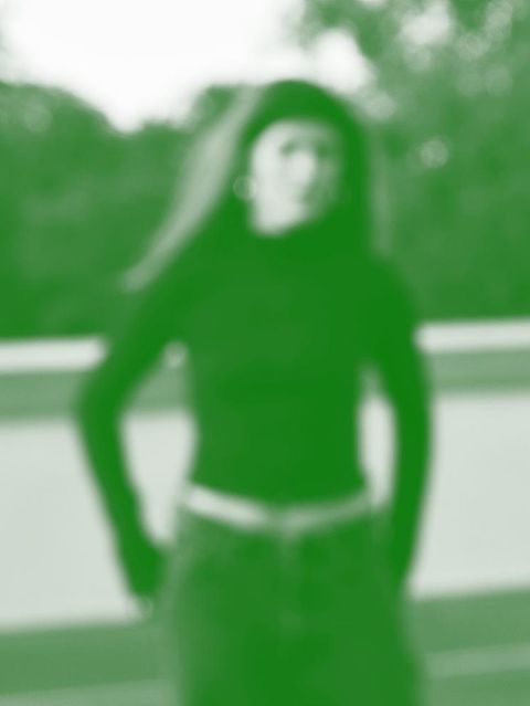 Paula steht auf einem Balkon, das Bild ist unscharf, man erkennt nur ihre Umrisse