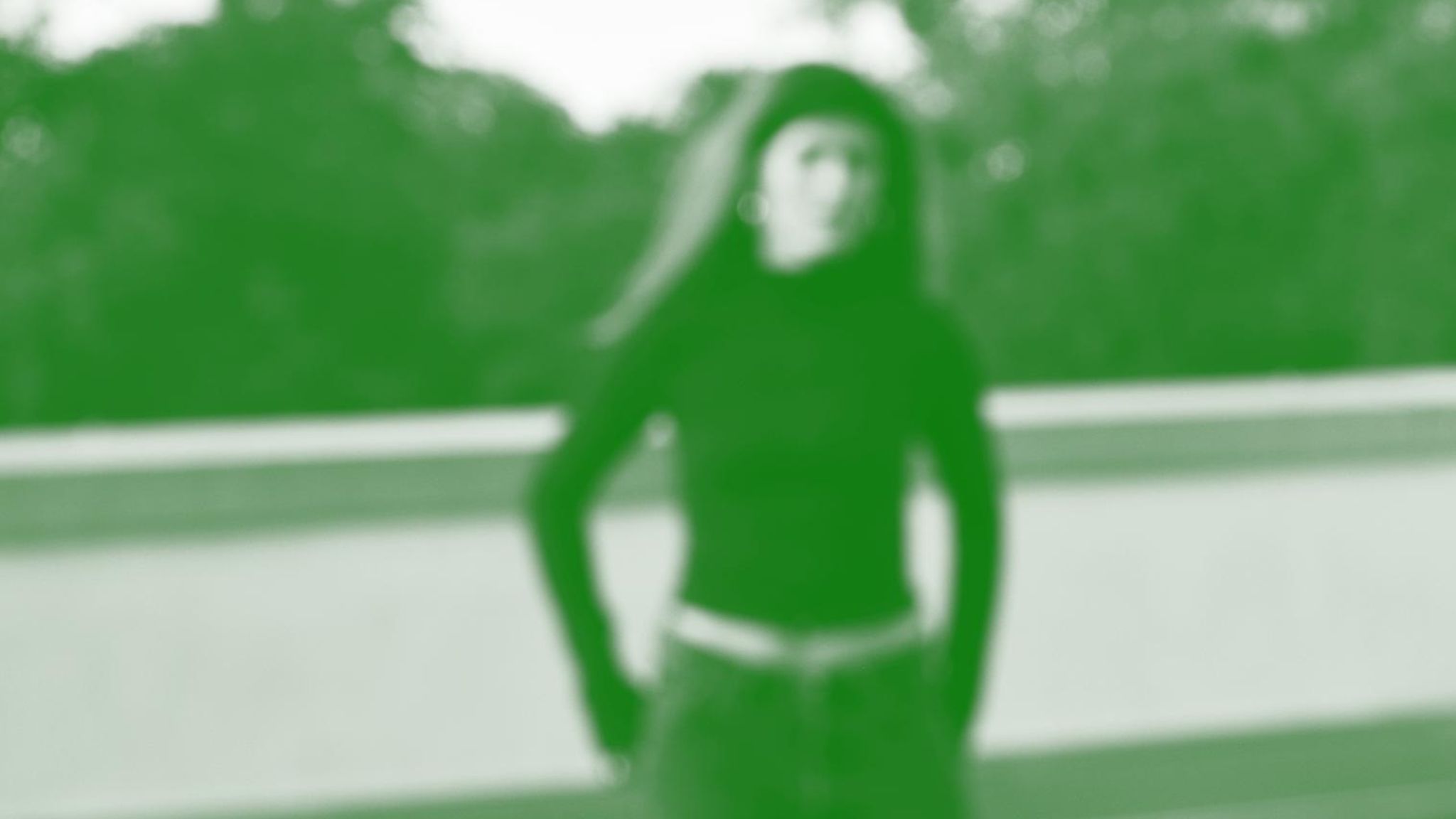 Paula steht auf einem Balkon, das Bild ist unscharf, man erkennt nur ihre Umrisse