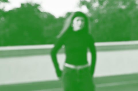 Paula steht auf einem Balkon, das Bild ist unscharf, man erkennt nur ihre Umrisse