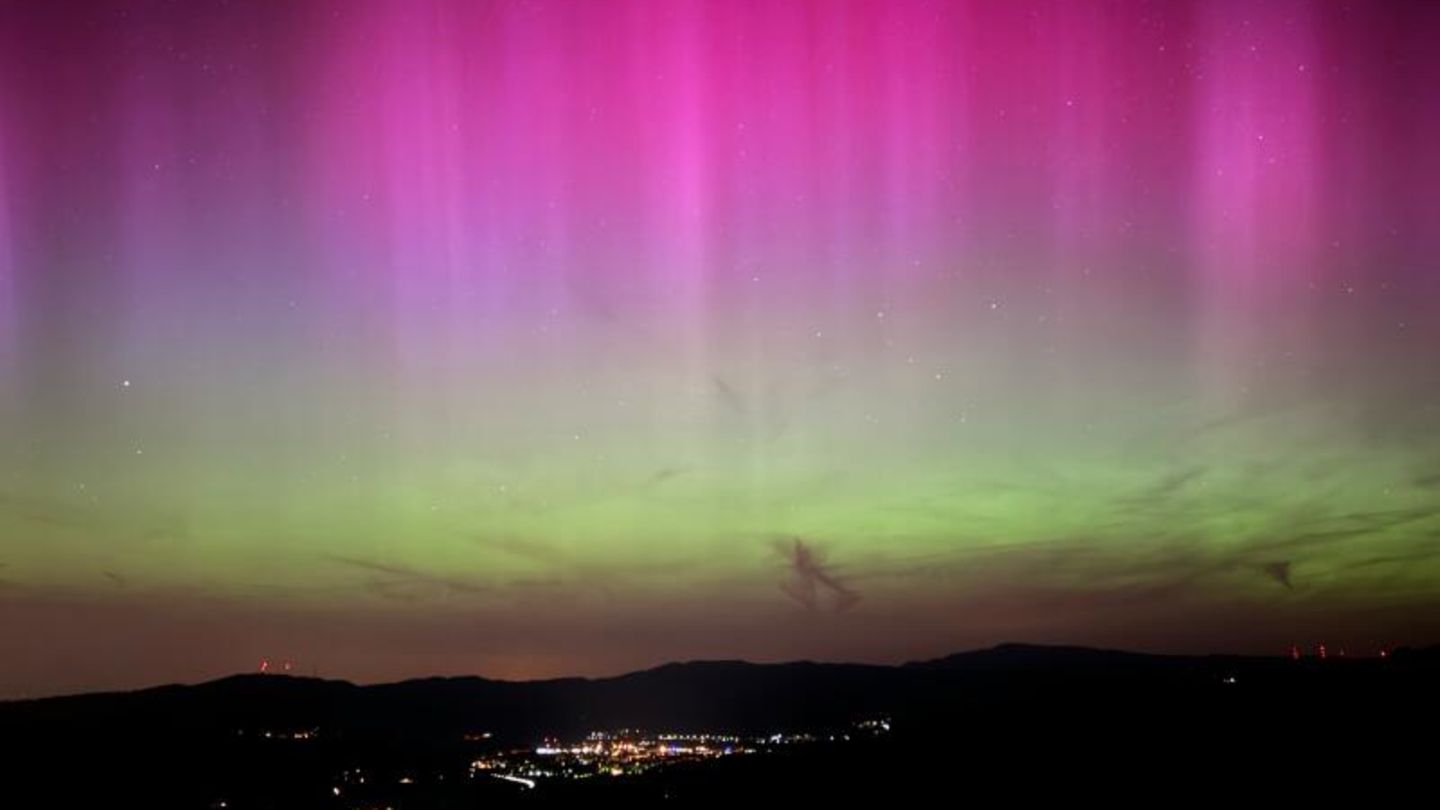 Oberried, Deutschland. Polarlichter erscheinen über dem Dreisamtal bei Oberried nahe Freiburg im Schwarzwald. Ein heftiger Sonnensturm hat in der Nacht dafür gesorgt, dass das seltene Naturspektakel bis weit in den Süden sichtbar war