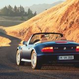 Der Z3 war für BMW im Jahr 1996 die Wiedergeburt eines waschechten Roadsters – leicht, direkt und mit einer großen Portion Charme. Die famosen Reihensechszylinder verleihen dem Zweisitzer im Zusammenspiel mit dem kurzen Radstand genau die richtige Portion Lässigkeit und den Druck, die ihn zum Spaßauto mit Suchtpotenzial machen. Auch mit den Vierzylindern macht man nichts falsch. Zumal die Modelle mit diesen Triebwerken günstiger sind als die Sechsender. Marktstart in Deutschland war im Frühjahr 1996
