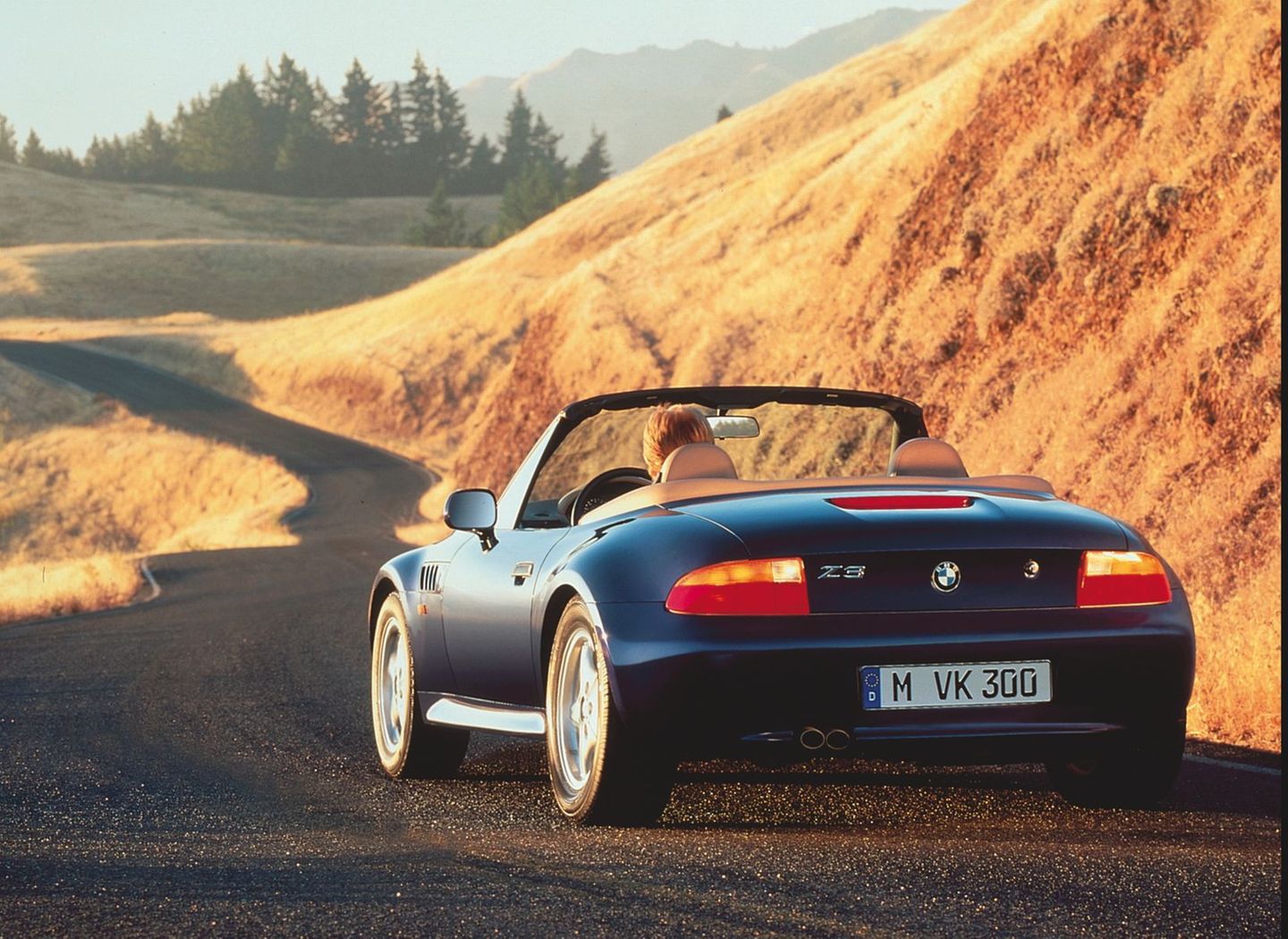 Der Z3 war für BMW im Jahr 1996 die Wiedergeburt eines waschechten Roadsters – leicht, direkt und mit einer großen Portion Charme. Die famosen Reihensechszylinder verleihen dem Zweisitzer im Zusammenspiel mit dem kurzen Radstand genau die richtige Portion Lässigkeit und den Druck, die ihn zum Spaßauto mit Suchtpotenzial machen. Auch mit den Vierzylindern macht man nichts falsch. Zumal die Modelle mit diesen Triebwerken günstiger sind als die Sechsender. Marktstart in Deutschland war im Frühjahr 1996