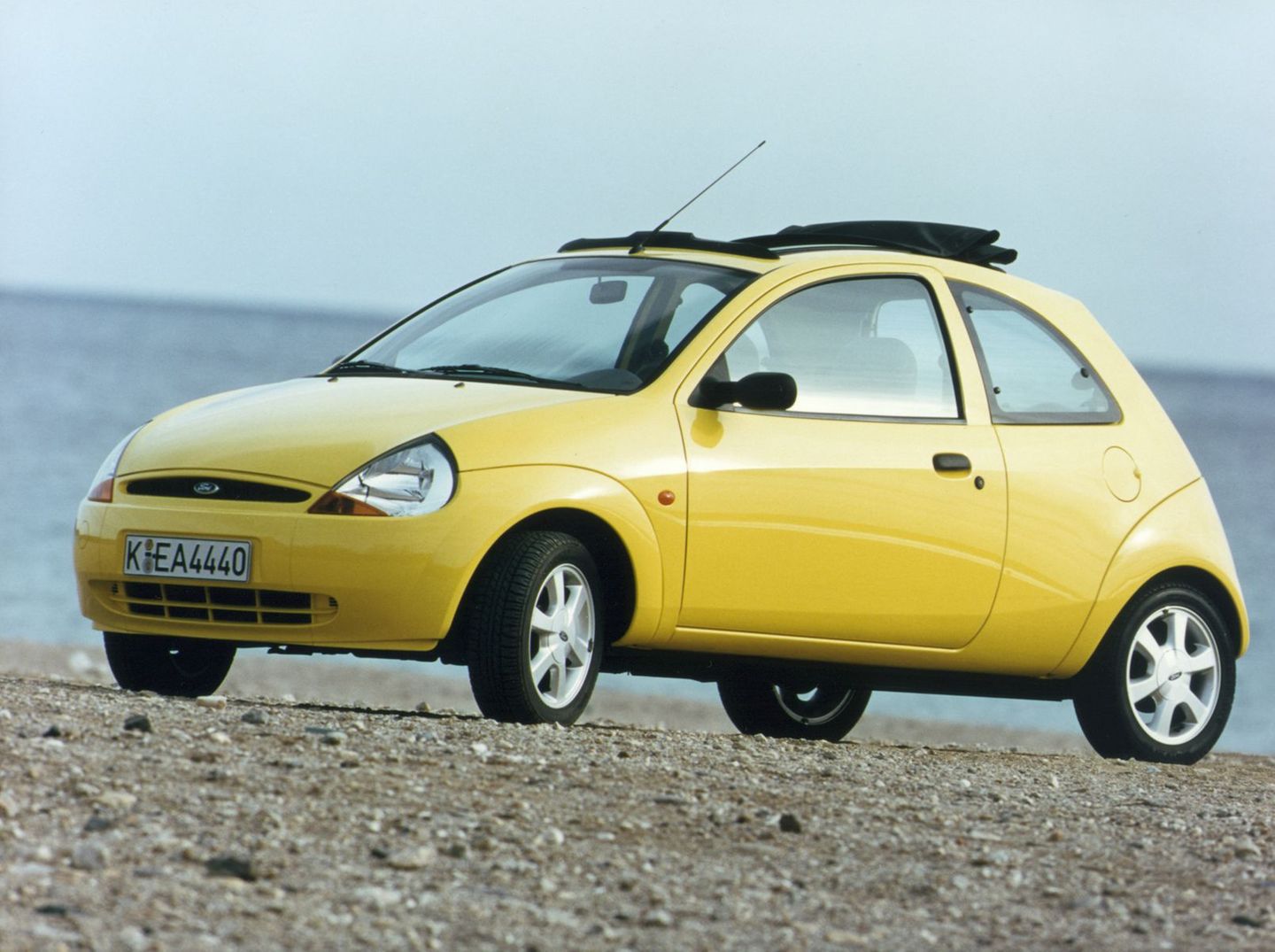 Der Ford Ka (Mk1) war bei seinem Start Ende 1996 einer der frechsten Kleinstwagen seiner Zeit. Im Innenraum war die Anmutung eher hartplastik-geprägt und schlicht, aber zweckmäßig. Auf der Habenseite steht die traditionelle Expertise von Ford Europa bei der Abstimmung des Fahrwerks. Das macht den kleinen Ford erstaunlich agil und damit perfekt für die Stadt. Als 1,3 Liter Endura-E reißt der Ford Ka zwar keine Bäume aus, dafür ist die Mechanik simpel und die Teileversorgung unkritisch