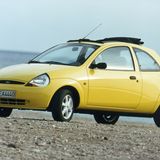 Der Ford Ka (Mk1) war bei seinem Start Ende 1996 einer der frechsten Kleinstwagen seiner Zeit. Im Innenraum war die Anmutung eher hartplastik-geprägt und schlicht, aber zweckmäßig. Auf der Habenseite steht die traditionelle Expertise von Ford Europa bei der Abstimmung des Fahrwerks. Das macht den kleinen Ford erstaunlich agil und damit perfekt für die Stadt. Als 1,3 Liter Endura-E reißt der Ford Ka zwar keine Bäume aus, dafür ist die Mechanik simpel und die Teileversorgung unkritisch
