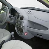 Wo Licht, da auch Schatten. Beim Hohlraumschutz hat Ford gespart. Gefährdete Bereiche sind die Schwellerspitzen, die Anschlüsse der A-Säulen, die Radläufe, die Achsdome sowie die Bereiche unter den Stoßfängern. Auch die Achsaufhängung und die Dämpfer sind einen Extrablick wert. Alterstypisch können auch poröse Bremsschläuche und verschlissene Fahrwerksbuchsen das Budget belasten. Wer einen Ka sucht, sollte ein rostarmes Exemplar mit frischer HU wählen. Unter 3.000 Euro ist auch etwas zu finden