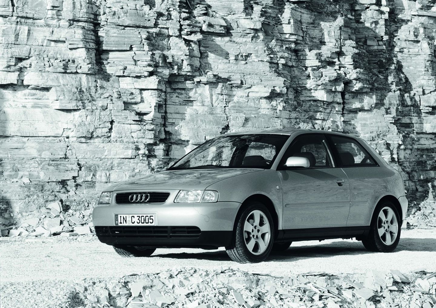 Der A3 war 1996 Audis Schlüssel zum Kompaktsegment. Auch wenn unter der Karosserie hauptsächlich Technik des Golf IV verbaut war, zeichnen den 8L (so lautete der Baureihencode) die typischen Audi-Attribute aus. Saubere Verarbeitung und Premium-Anmutung. Der Audi A3 (8L) kam 1996 zuerst als Dreitürer auf den Markt, der Fünftürer folgte erst später. Die gut abgestimmten Motoren (1.6, 1.8 T, 1.9 TDI) und die robuste Antriebstechnik überzeugen. Fahrkomfort und Verarbeitung machen den kompakten Audi beliebt