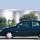 Leicht, wendig und häufig unterschätzt. Der Citroën Saxo brachte französischen Charme ins Kleinwagensegment. Der Saxo trat im Juni 1996 die Nachfolge des AX an und teilte sich viele Bauteile und Motoren mit dem Peugeot 106. Mehrere Motorisierungen standen ab Sommer 1996 zur Auswahl: die komfortorientierte SX-Variante als 1.0i (Basisversion, 33 kW / 45 PS), als 1.1i (40 kW / 54 PS) und der häufig gewählte 1.4i (55 kW / 75 PS), der einen guten Kompromiss zwischen Wirtschaftlichkeit und ansprechenden Fahrleistungen darstellte. Außerdem gab es den 1.5 Diesel TUD5 (40 kW/54 PS). Die Stärken dieser Modelle sind Alltagsnutzen, geringe Betriebskosten und einfache Technik