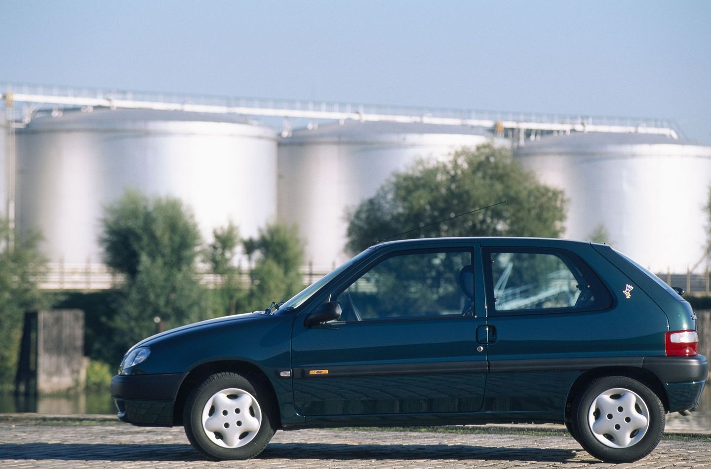 Leicht, wendig und häufig unterschätzt. Der Citroën Saxo brachte französischen Charme ins Kleinwagensegment. Der Saxo trat im Juni 1996 die Nachfolge des AX an und teilte sich viele Bauteile und Motoren mit dem Peugeot 106. Mehrere Motorisierungen standen ab Sommer 1996 zur Auswahl: die komfortorientierte SX-Variante als 1.0i (Basisversion, 33 kW / 45 PS), als 1.1i (40 kW / 54 PS) und der häufig gewählte 1.4i (55 kW / 75 PS), der einen guten Kompromiss zwischen Wirtschaftlichkeit und ansprechenden Fahrleistungen darstellte. Außerdem gab es den 1.5 Diesel TUD5 (40 kW/54 PS). Die Stärken dieser Modelle sind Alltagsnutzen, geringe Betriebskosten und einfache Technik