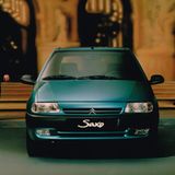 Der Saxo VTS war nicht nur optisch mit Alufelgen und Spoilern die sportliche Speerspitze, sondern untermauerte diese Ambitionen durch Power. Der 16-Ventilmotor des 16i leistete 87 kW/118 PS und fuhr damit den meisten Konkurrenten um die Ohren. Aus diesem Grund war auch das Fahrwerk sportlich abgestimmt. Technisch ist die torsionsgefederte Hinterachse der PSA-Kleinwagen das zentrale Thema: Die Schwingarm- beziehungsweise Nadellager laufen trocken, Wasser dringt ein, was zu unerwünschtem Radsturz ("X-Bein") führt. Abhilfe schafft oft nur eine überholte Austauschachse. Gut erhaltene Citroën Saxo kosten heute zwischen 2.000 und 6.000 Euro, sportlichere, restaurierte VTS-Modelle sind teurer