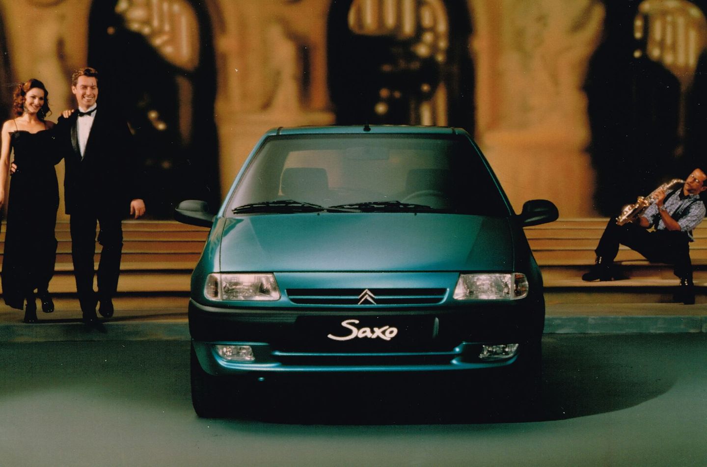 Der Saxo VTS war nicht nur optisch mit Alufelgen und Spoilern die sportliche Speerspitze, sondern untermauerte diese Ambitionen durch Power. Der 16-Ventilmotor des 16i leistete 87 kW/118 PS und fuhr damit den meisten Konkurrenten um die Ohren. Aus diesem Grund war auch das Fahrwerk sportlich abgestimmt. Technisch ist die torsionsgefederte Hinterachse der PSA-Kleinwagen das zentrale Thema: Die Schwingarm- beziehungsweise Nadellager laufen trocken, Wasser dringt ein, was zu unerwünschtem Radsturz ("X-Bein") führt. Abhilfe schafft oft nur eine überholte Austauschachse. Gut erhaltene Citroën Saxo kosten heute zwischen 2.000 und 6.000 Euro, sportlichere, restaurierte VTS-Modelle sind teurer