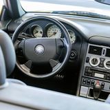 Im September 1996 startete der Roadster als SLK 200 mit Saugmotor und 100 kW / 136 PS sowie als SLK 230 Kompressor mit 142 kW / 193 PS. Die Basis für beide Motorisierungen bildete der M111-Vierzylinder, der für Laufkultur und Durchzugskraft steht. Allerdings ist er auch mit einem altbekannten Problem behaftet: Der Magnet des Nockenwellenverstellers kann Öl in den Kabelbaum ziehen. Der SLK 230 Kompressor ist ein souveräner Tourer. Wer es puristischer mag, nimmt den 200-Sauger – entscheidend sind ein trockenes, funktionierendes Dach und ein sauberer Kabelbaum. Gut erhaltene SLK 230 K werden zwischen 3.500 und 8.000 Euro gehandelt, die 200er sogar etwas darüber