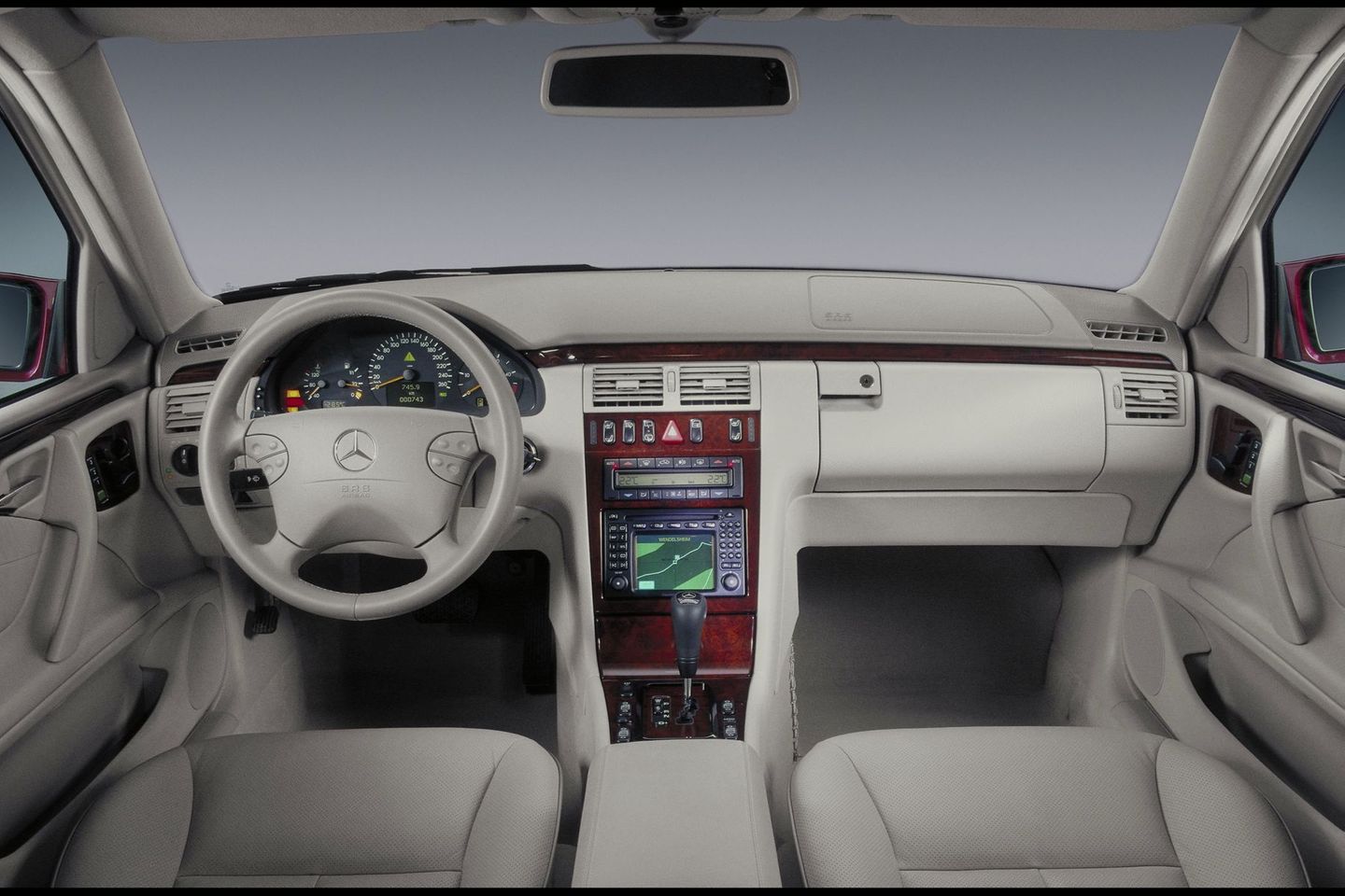 Das T-Modell (S210) war im September 1996 der Inbegriff des eleganten und praktischen Dienstwagens. Der Kombi überzeugte mit ausgefeilter Sicherheitstechnik, hohem Komfort und einem variablen Laderaum. Empfehlenswert sind die Sechszylinder im E 280 T (142 kW / 193 PS) und E 320 T (165 kW / 224 PS) sowie der E 300 T (130 kW / 177 PS). Die Selbstzünder sind laufruhig, zäh und mit der richtigen Wartung sehr langstreckentauglich. Der Vierzylinder-Benziner im 230 T (M111, 110 kW / 150 PS) stammt noch aus dem Vorgänger und ist robust. Allerdings ist er etwas schwach auf der Brust