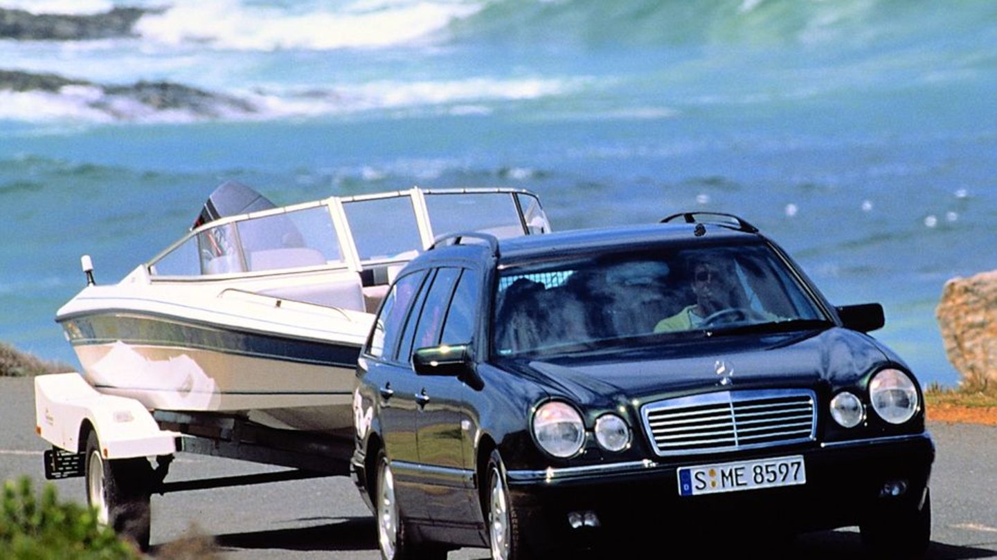 Einst Segen, jetzt bisweilen Fluch: Bei älteren Modellen kann die Luftfederung (Airmatic) Probleme verursachen. Eine andere Schwachstelle ist die Elektrik. Streckt ein Steuergerät die Waffen, wird es schwer, Ersatz zu finden. Auch der Rost spielt eine Rolle. Bitte Türen, Radläufe, Unterkanten und insbesondere die vorderen Federaufnahmen ("Federteller") penibel prüfen. Die Preisspanne beträgt 2.500 bis 7.000 Euro. Gepflegte Modelle liegen eher am oberen Ende dieser Skala