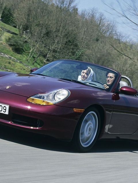 Mit dem Boxster feierte der Mittelmotor ein Comeback bei Porsche. Auch wenn der 2,5-Liter-Sechszylinder mit 150 kW / 204 PS kein Leistungsmonster war, überzeugte der Porsche-Roadster durch seine Agilität. Zudem begeistert der kernige Klang des Sechszylinder-Boxers noch heute. Anfangs von den Gusseisernen als Möchtegern-Elfer verspottet, hat der Boxster heute Kultpotenzial