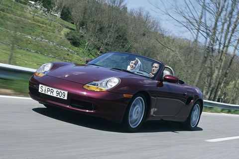 Mit dem Boxster feierte der Mittelmotor ein Comeback bei Porsche. Auch wenn der 2,5-Liter-Sechszylinder mit 150 kW / 204 PS kein Leistungsmonster war, überzeugte der Porsche-Roadster durch seine Agilität. Zudem begeistert der kernige Klang des Sechszylinder-Boxers noch heute. Anfangs von den Gusseisernen als Möchtegern-Elfer verspottet, hat der Boxster heute Kultpotenzial