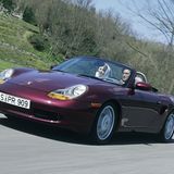 Mit dem Boxster feierte der Mittelmotor ein Comeback bei Porsche. Auch wenn der 2,5-Liter-Sechszylinder mit 150 kW / 204 PS kein Leistungsmonster war, überzeugte der Porsche-Roadster durch seine Agilität. Zudem begeistert der kernige Klang des Sechszylinder-Boxers noch heute. Anfangs von den Gusseisernen als Möchtegern-Elfer verspottet, hat der Boxster heute Kultpotenzial