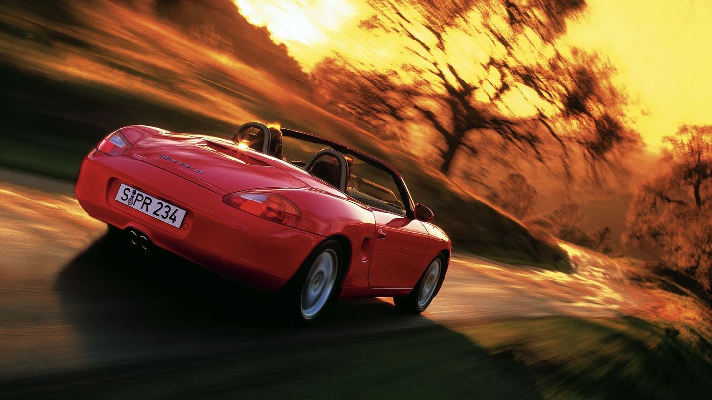 Zu den Kinderkrankheiten beim Marktstart des Zweisitzers zählten das IMS-Lager (zwischen Kurbelwelle und Nockenwelle) in frühen Sechszylinder-Boxern, undichte Türdichtungen sowie elektrische Probleme. Das bedeutet: Auto auf die Hebebühne und prüfen, ob der Bereich des Zwischenwellenlagers trocken ist. Deswegen: Von Sonderangeboten für einen niedrigen fünfstelligen Betrag sollte man die Finger lassen. IMS-geprüfte Exemplare (mit verstärktem Lager) liegen meist zwischen 20.000 und 40.000 Euro