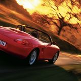 Zu den Kinderkrankheiten beim Marktstart des Zweisitzers zählten das IMS-Lager (zwischen Kurbelwelle und Nockenwelle) in frühen Sechszylinder-Boxern, undichte Türdichtungen sowie elektrische Probleme. Das bedeutet: Auto auf die Hebebühne und prüfen, ob der Bereich des Zwischenwellenlagers trocken ist. Deswegen: Von Sonderangeboten für einen niedrigen fünfstelligen Betrag sollte man die Finger lassen. IMS-geprüfte Exemplare (mit verstärktem Lager) liegen meist zwischen 20.000 und 40.000 Euro