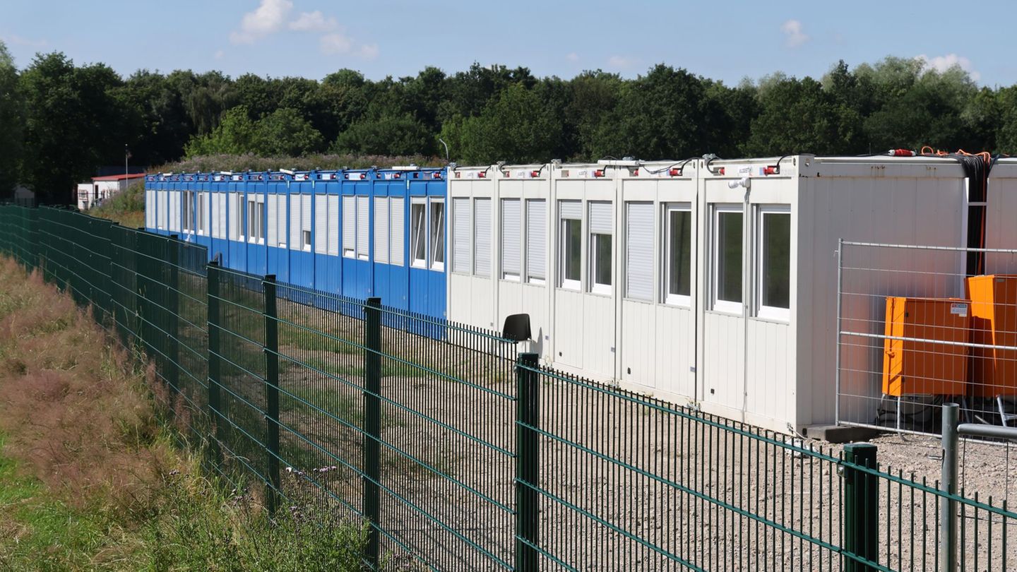 Einige Kommunen nutzen Container nur als Notfallmaßnahme zur Unterbringung von Asylbewerbern, andere auch länger. (Archivbild) F