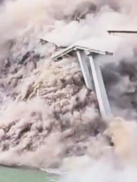 Eine der höchsten Brücken der Welt bricht nach Erdrutsch zusammen